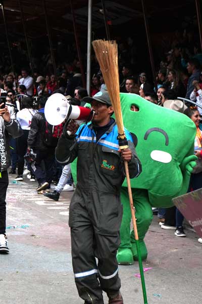 Barrendero-con-mensaje-de-senbilizacion-durante-la-Peregrinacion-del-Carnaval-de-Oruro-Bolivia-Mario-Trotamundos