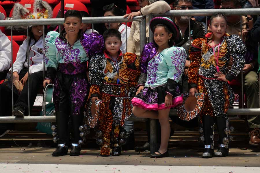 Pequeños danzantes de los Caporales danza del Carnaval de Oruro Bolivia Mario Trotamundos