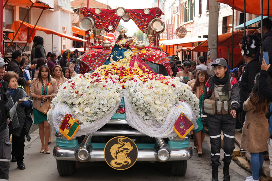 La Virgen del Socavon abriendo la Peregrinacion del Carnaval de Oruro Bolivia
