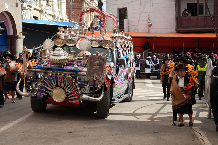 Cargamento de plateria como ofrenda a la Virgen del Socavon durante la Entrada del Carnaval de Oruro Bolivia