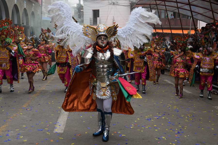 Arcangel Miguel personaje de la danza de la Diablada del Carnaval de Oruro Bolivia Mario Trotamundos