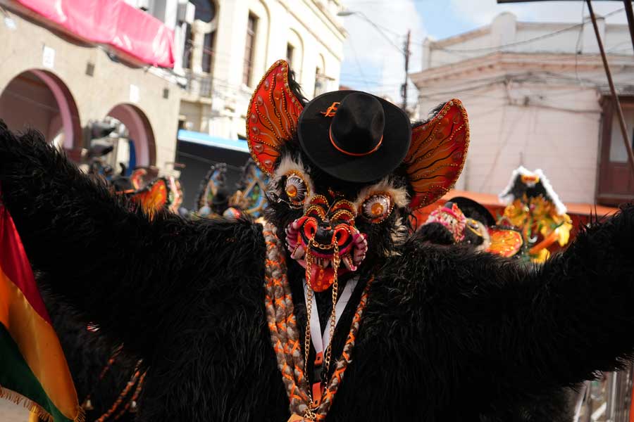 Oso Jukumari personaje de la danza de la Diablada del Carnaval de Oruro Bolivia Mario Trotamundos