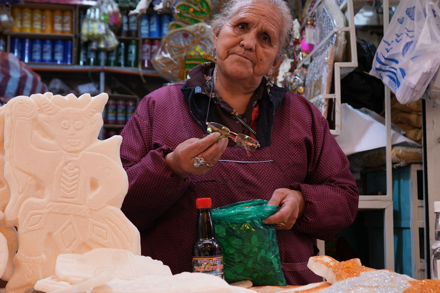 Doña-Antonia-preparando-una-mesa-ritual-en-el-Mercado-Fermín-López-de-Oruro-Bolivia Mario Trotamundos