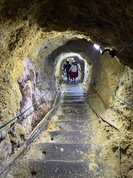 Escalera de descenso al Museo del Socavon desde el interior del propio Santuario Oruro Bolivia Mario Trotamundos