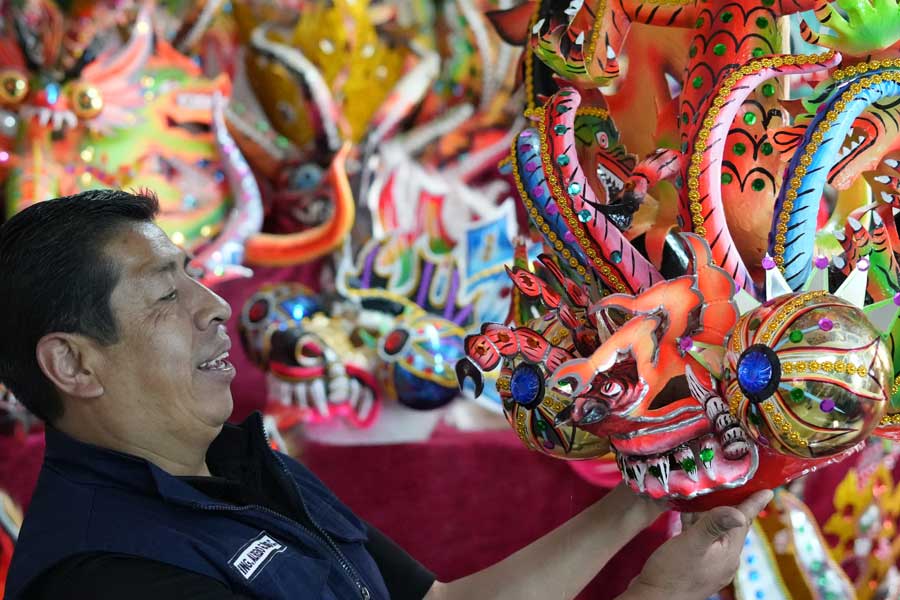 Voces del Carnaval de Oruro- Artesano caretero Germán Flores